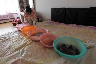 高唐楼上漏水，住户失联，小区没物管，业主维权难！律师来支招……